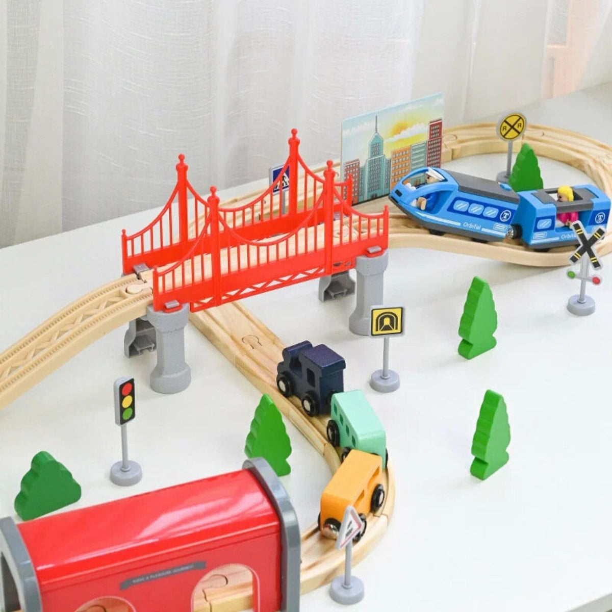 Set Trenulet Electric din Lemn, 52 Piese, Jucarie Educativa Montessori, Tunel High-Speed, Locomotiva de Mare Viteza si Tren Marfa, Lemn Natural si Plastic, 3 ani+, Multicolora
