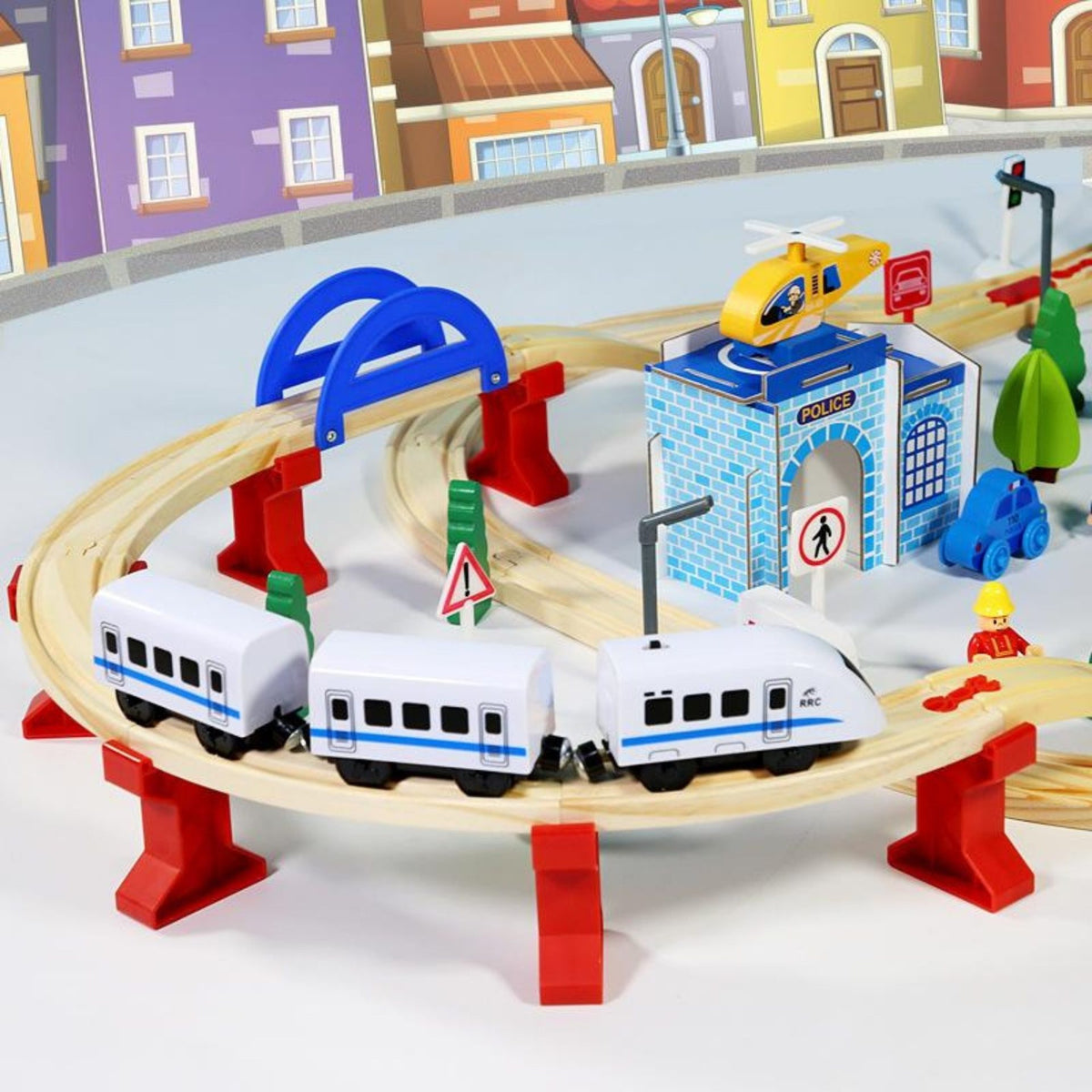 Set Circuit Trenuleț din Lemn cu Locomotivă Electrică, Sistem Feroviar de Oraș cu Secție de Poliție și Heliport, Jucărie Montessori, Lemn Natural, 96 Piese, Multicolor