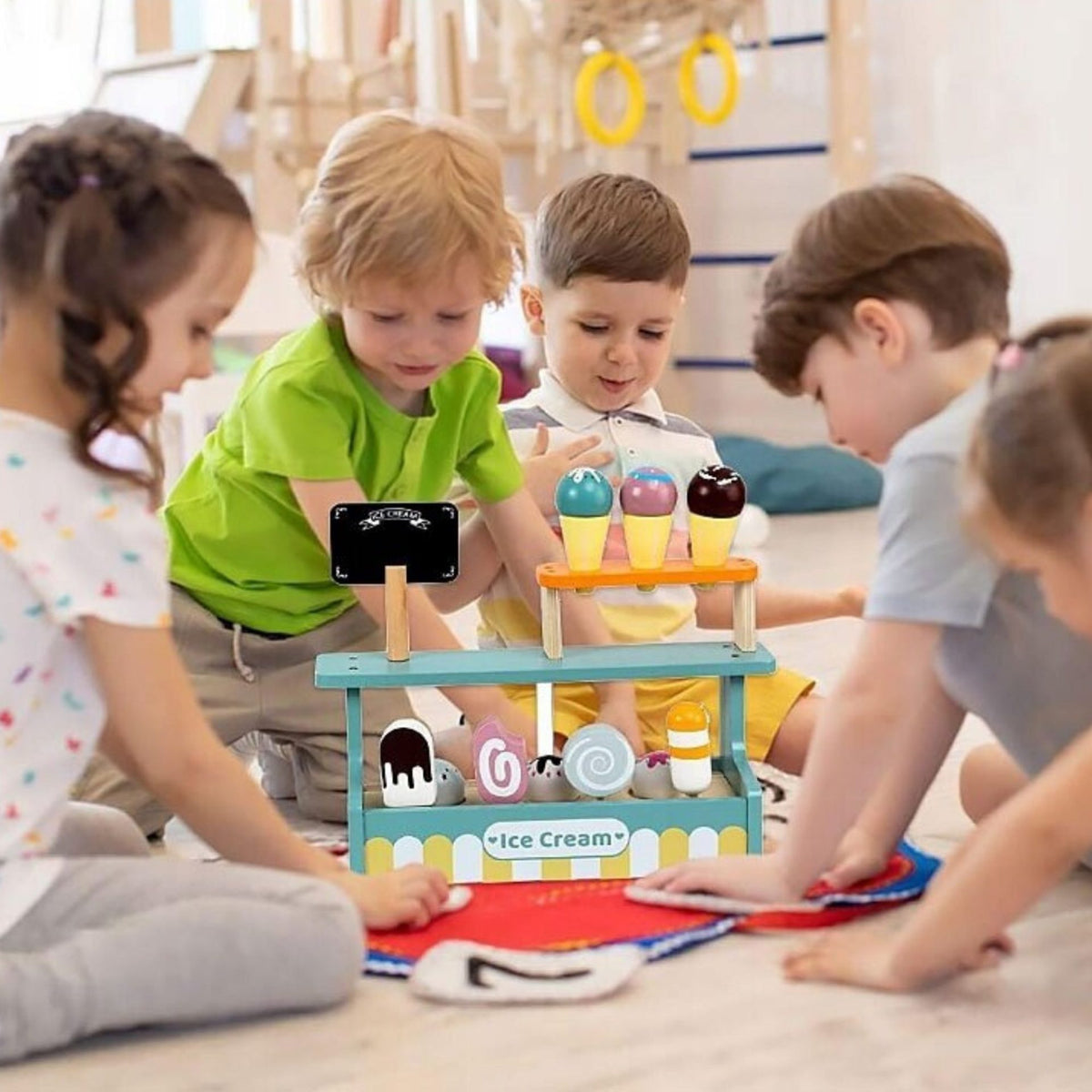 Stand de Inghetata Montessori, Set de Joaca Educativ cu Elemente Magnetice si Joc de Rol, Lemn Natural, Vitrina Glisanta si Mini-Tabla, 3 ani+, Multicolor