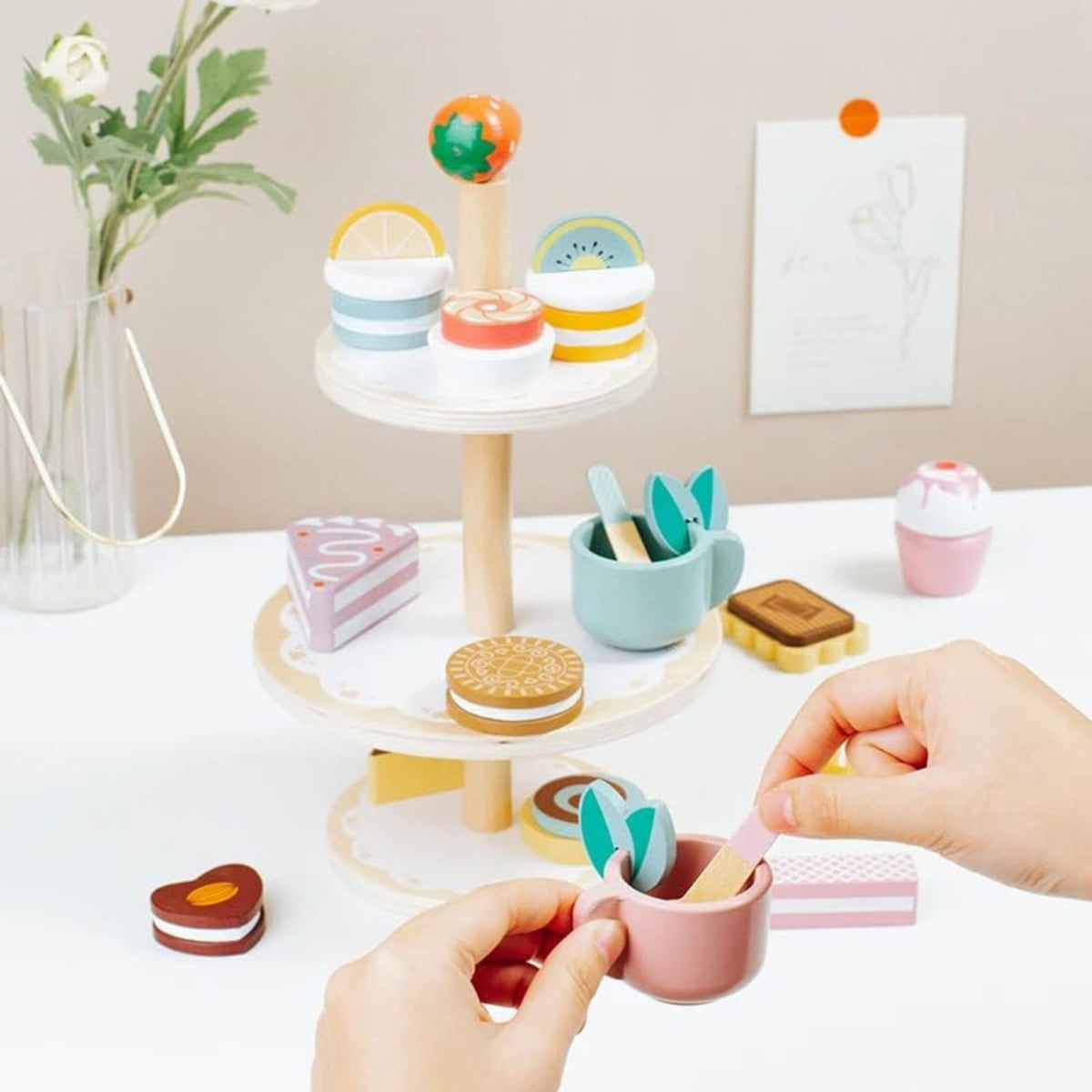 Jucarie Educativa Montessori, Etajera cu 3 Niveluri pentru Deserturi si Prajituri, Set de Joaca Interactiv cu 15 Accesorii, Lemn Natural, 3 Ani+, Multicolor