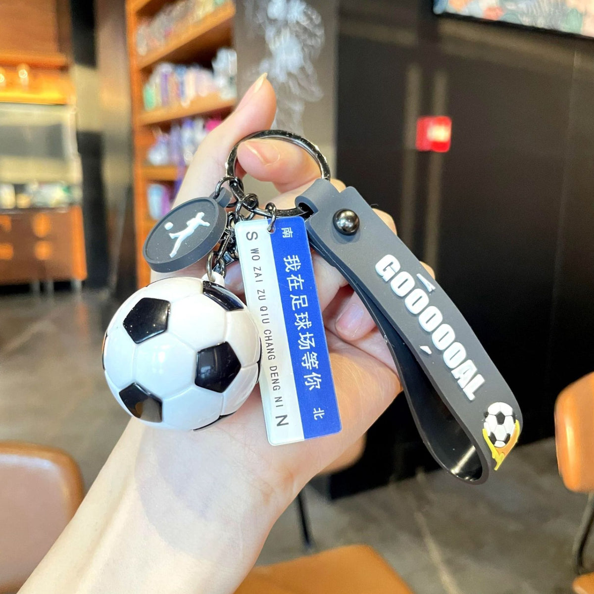 Breloc Chei Minge de Fotbal, Mesaj Personalizat Te Astept pe Terenul de Fotbal, Accesoriu Rucsac Inspirat de Cupa Mondiala, Material Acril, 50 g, Alb/Negru