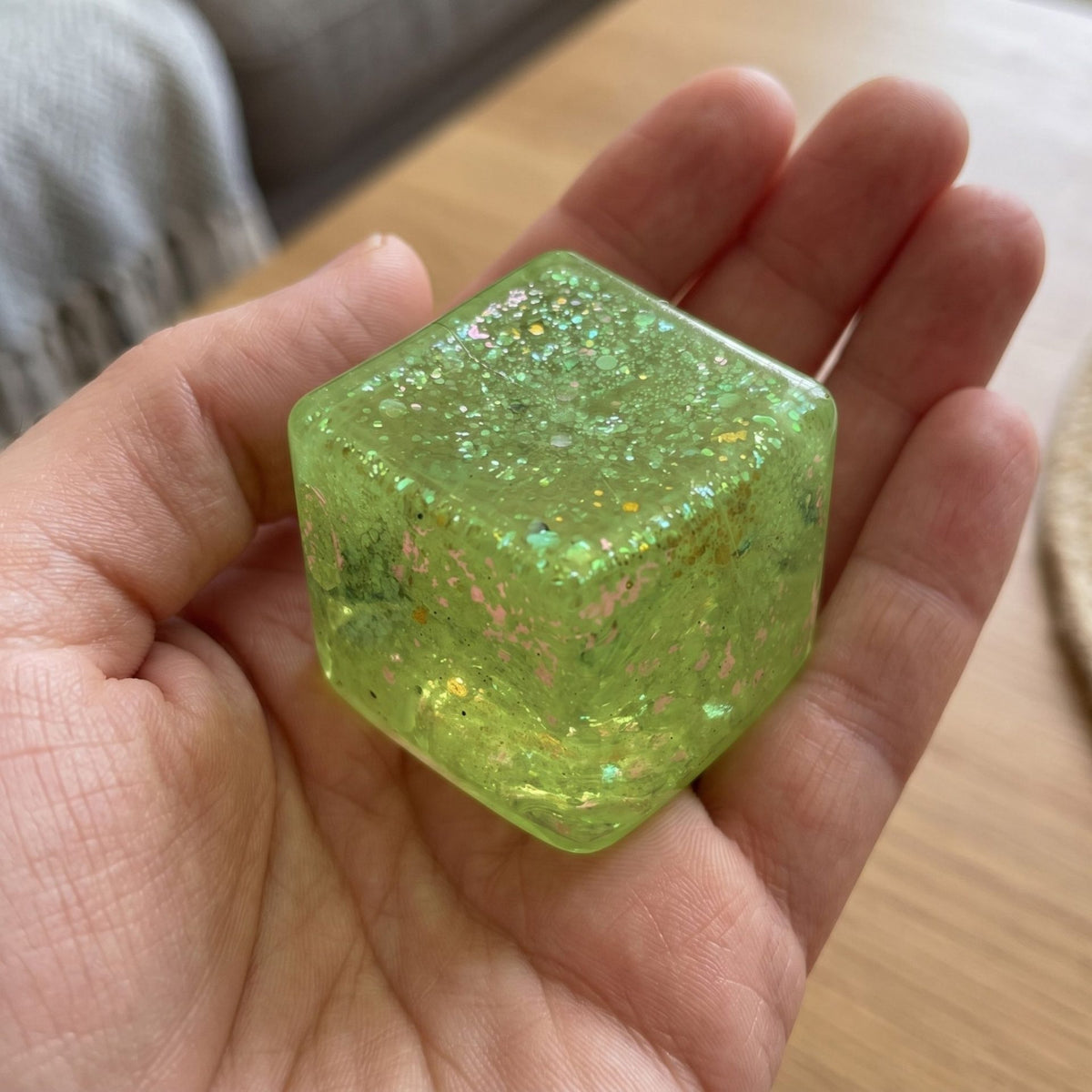 Jucarie Squishy Antistres, Model Ice Cube cu Sclipici Magic, Revenire Lenta, Material TPR, 4x4 cm, Verde