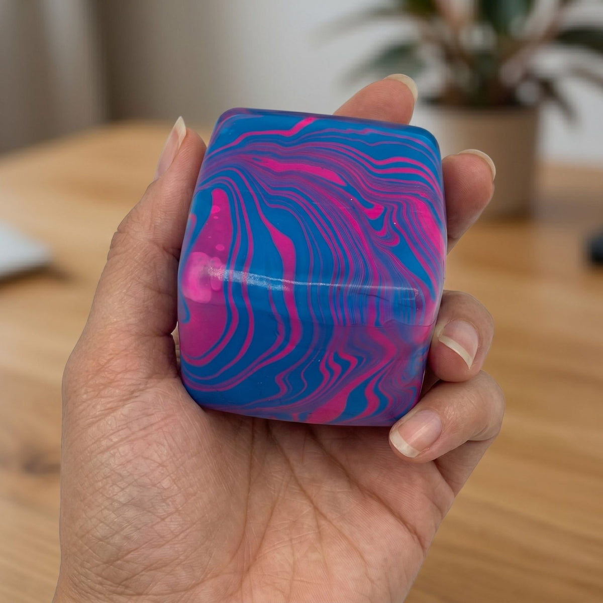 Jucarie Squishy Antistres, Cub Fidget 3D Model Linii Flow, Revenire Lenta, Termoplastic TPE, 5.5x5.5x5.5 cm, 180 g, Albastru Royal