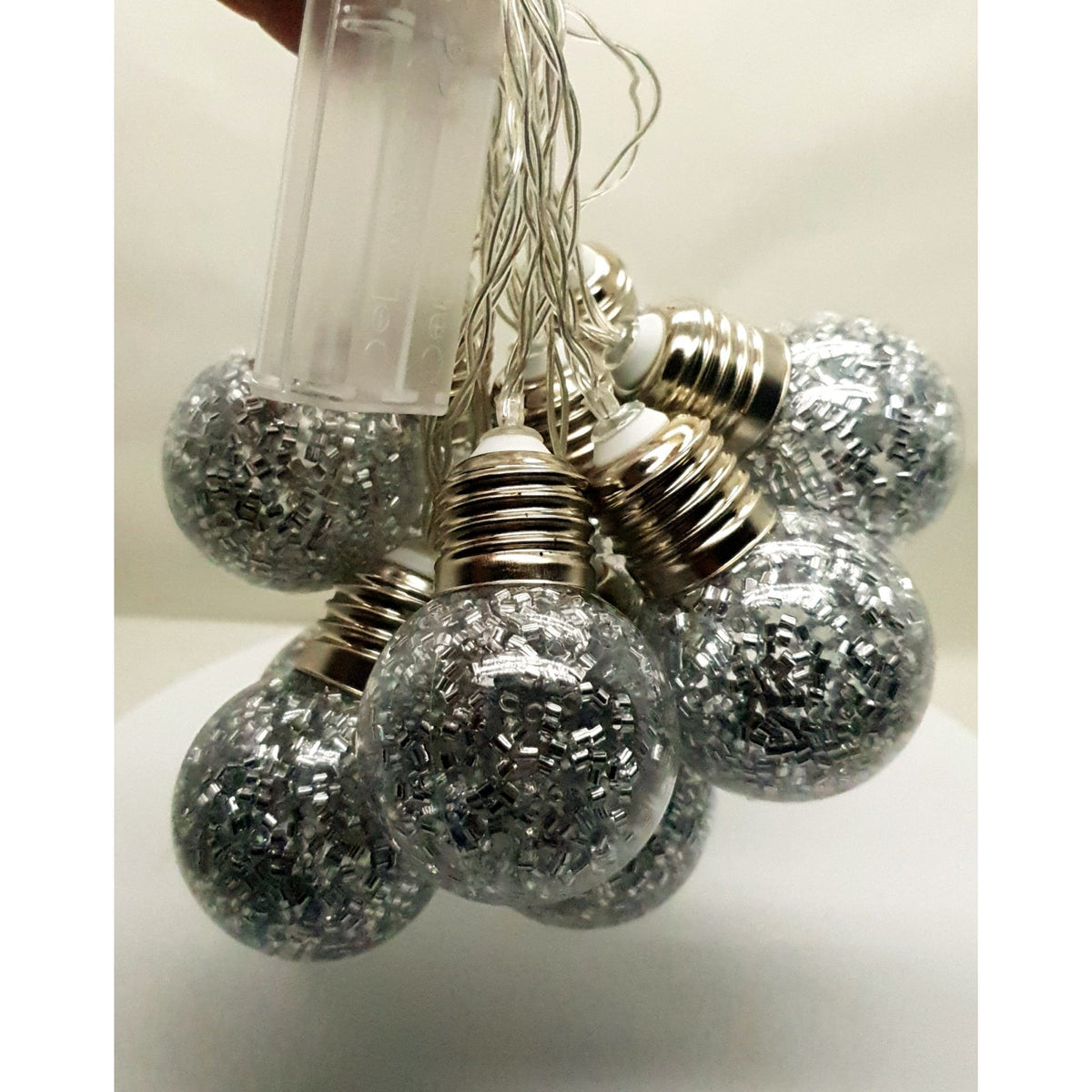 Instalatie de Craciun Tip Sir, 10 LED-uri in Forma de Bec, Functionare cu Baterii, Fir Argintiu, Lungime 1.5 m