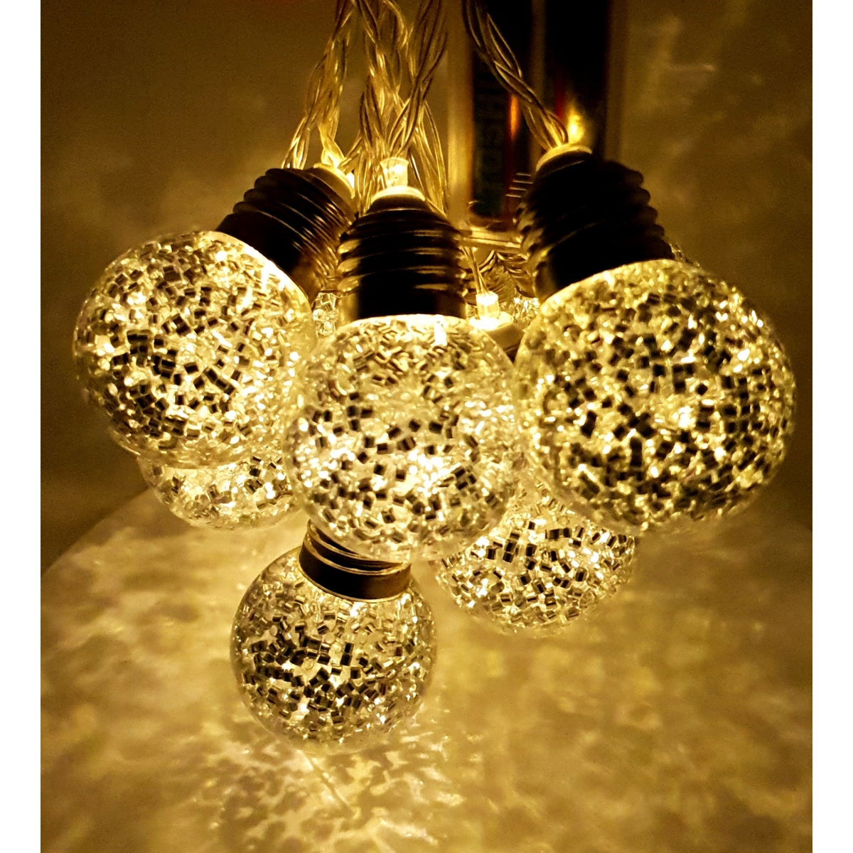 Instalatie de Craciun Tip Sir, 10 LED-uri in Forma de Bec, Functionare cu Baterii, Fir Argintiu, Lungime 1.5 m