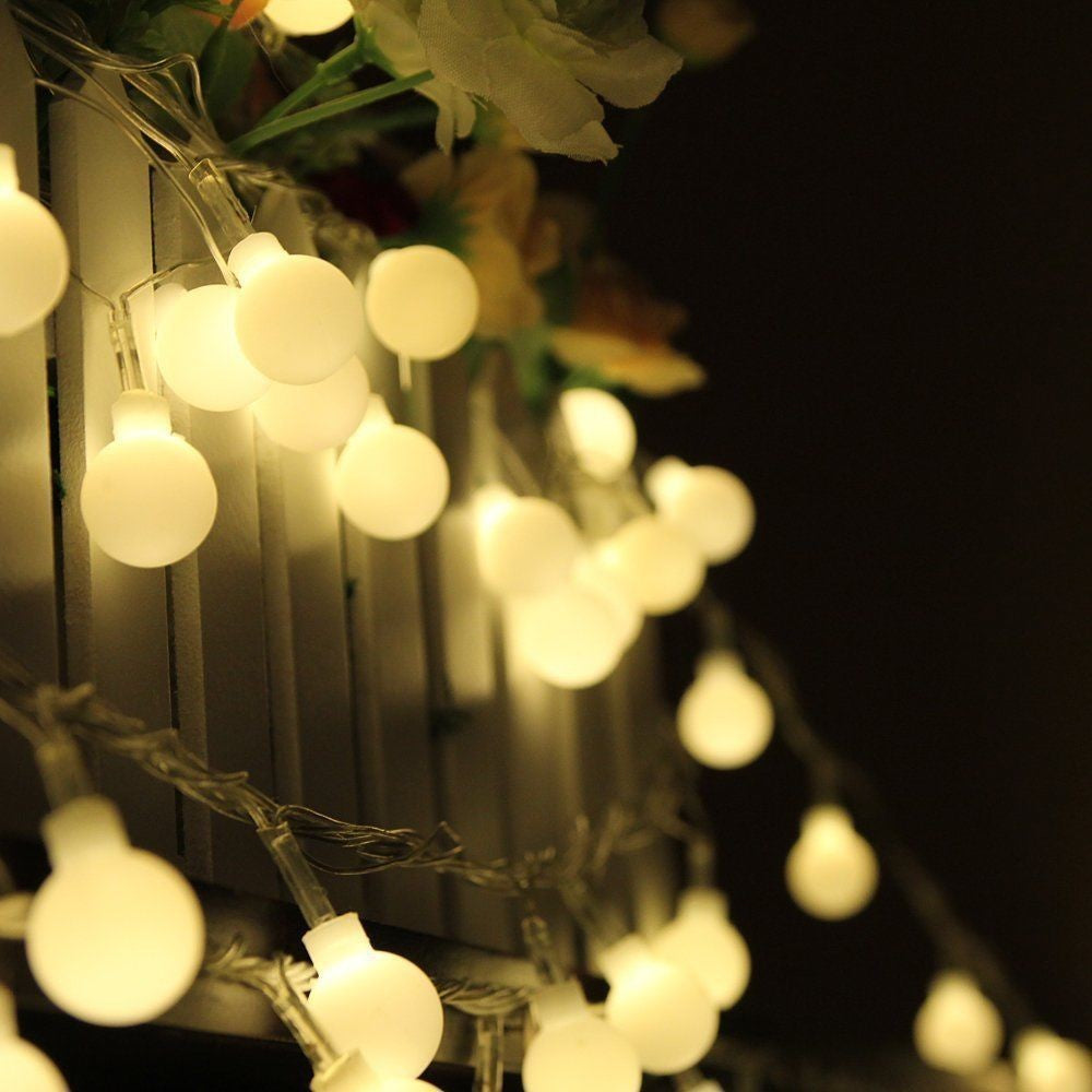 Instalatie de Craciun Tip Sir, 20 LED-uri sub Forma de Globuri, Lumina Alba Calda, Alimentare cu Baterii, Lungime 2.5 m