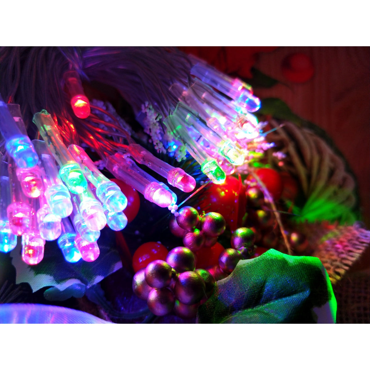 Instalatie de Craciun Tip Sir, 50 LED-uri Multicolor, Fir Transparent cu Baterii, Lungime 5 m