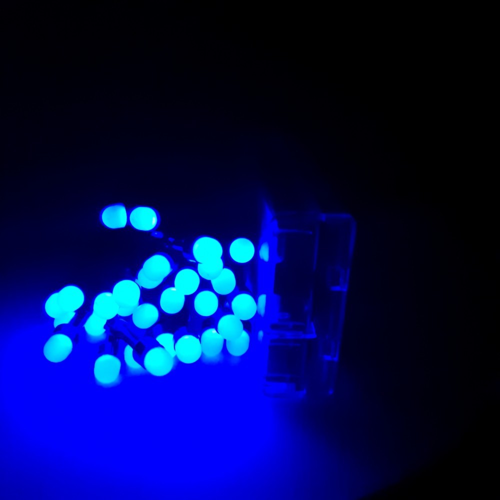 Instalatie de Craciun Tip Sir, 30 LED-uri Albastre, Fir Negru Flexibil, Alimentare cu Baterii, Lungime 3 m