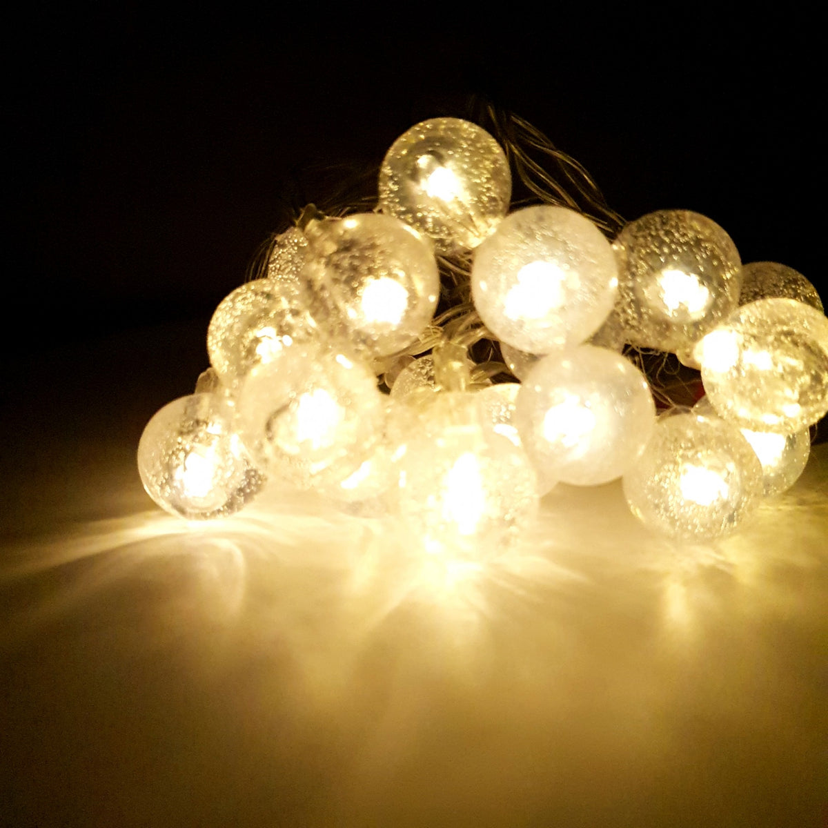 Instalatie de Craciun Tip Sir, 20 LED-uri Alb Cald, Alimentare pe Baterii, Globuri Transparente, Fir Transparent, Lungime 2.5 m