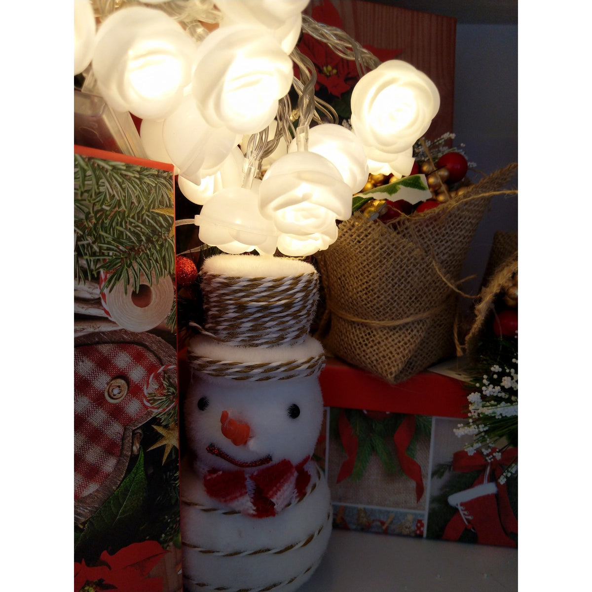 Instalatie Craciun Tip Sir cu Baterii, 20 LED-uri, Forma Trandafir, Plastic, 2.5 m, Alb