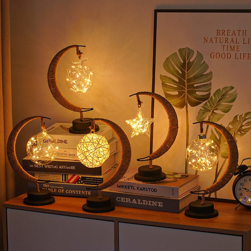 Lampa Veghe LED, Semi-Luna cu Stea Suspendata, Design Romantic cu 11 LED-uri, Cadru Metalic si Sticla, 28x15 cm, Alb Cald