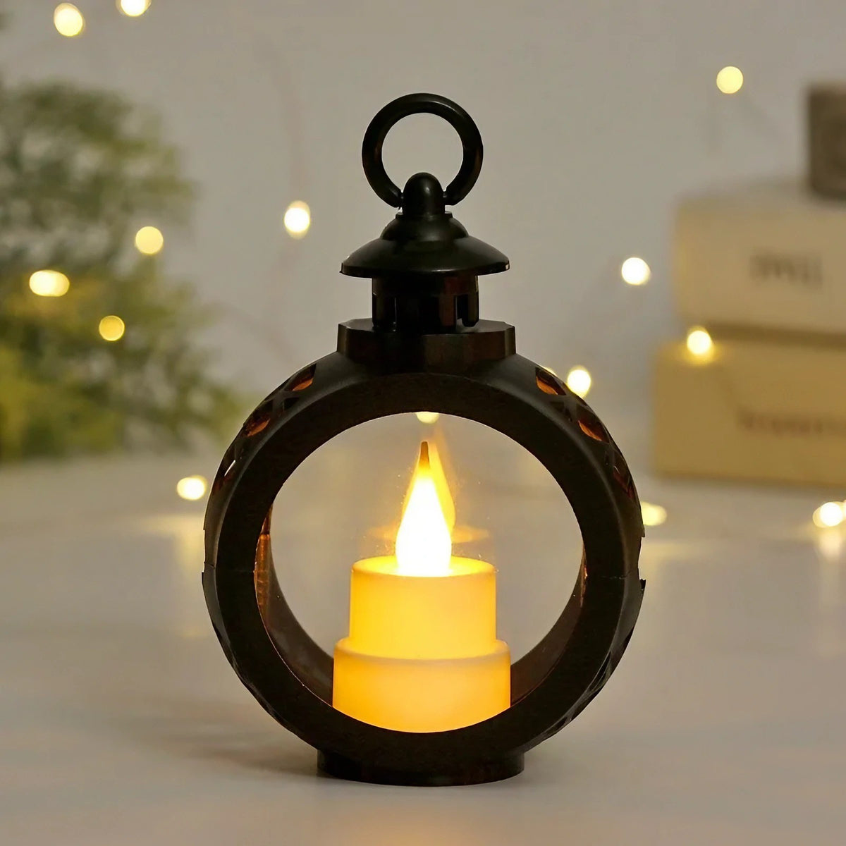 Felinar Decorativ de Craciun cu Lumanare LED, Lumina Alba Calda, Design fara Geam, Functionare pe Baterii Incluse, Plastic, 13.5 x 9 cm, Negru
