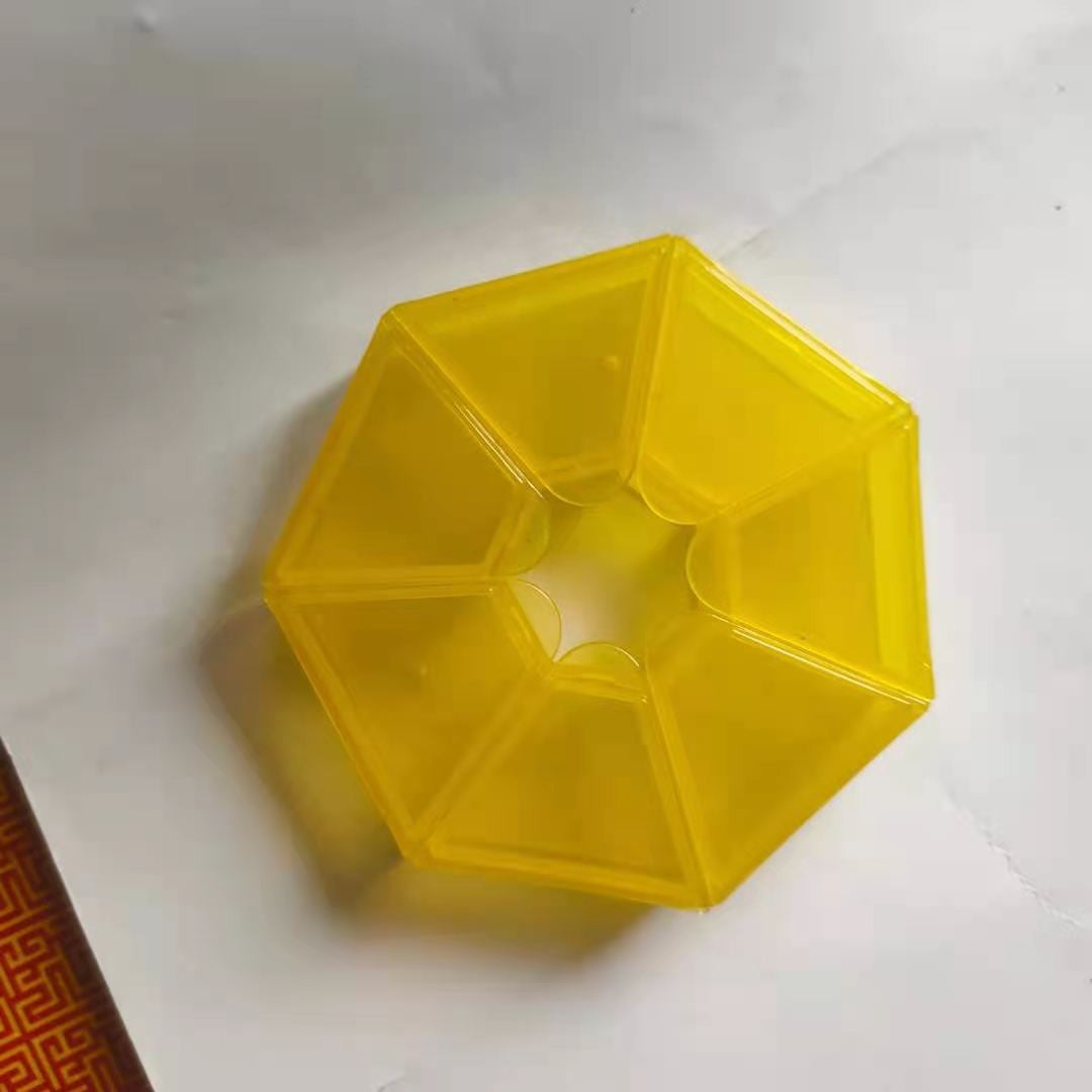 Organizator Medicamente Saptamanal, Cutie Pastile Portabila de Buzunar, 7 Compartimente cu Inchidere Etansa, Plastic, Galben, 8x8 cm