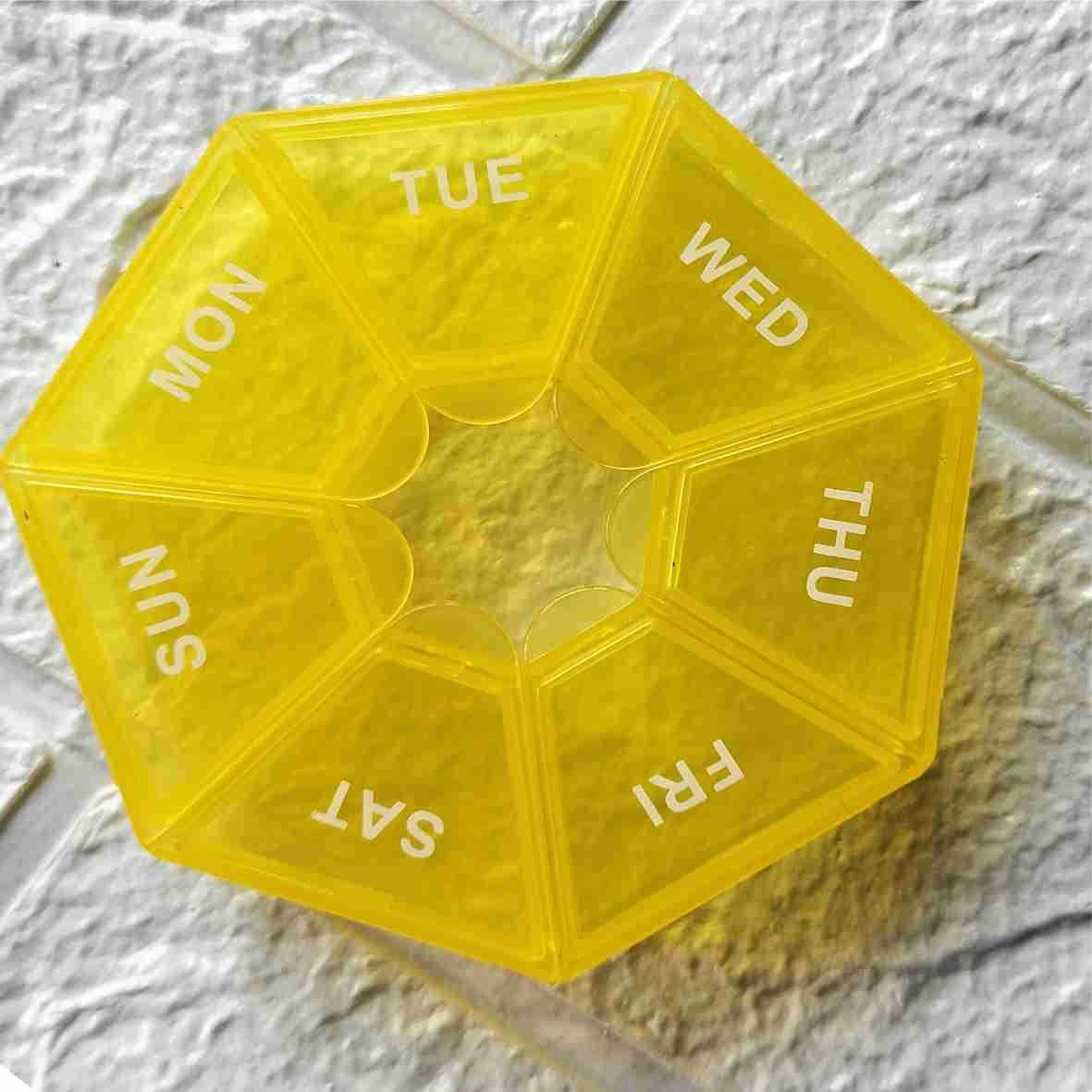 Organizator Medicamente Saptamanal, Cutie Pastile Portabila de Buzunar, 7 Compartimente cu Inchidere Etansa, Plastic, Galben, 8x8 cm