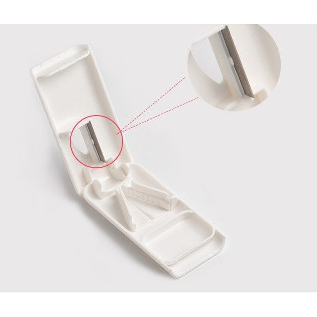 Taietor si Organizator de Pastile, Dispozitiv pentru Taiere si Depozitare Medicamente, Lama din Otel Inoxidabil, Slot in V Antialunecare, Plastic PP, 8 x 4 x 1.8 cm, Bej