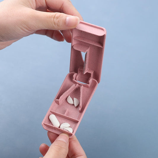 Dispozitiv Taiere si Depozitare Medicamente, Taietor Pastile cu Lama Otel Inoxidabil si Suport Fixare in V, Plastic PP, Roz, 8 x 4 x 1.8 cm