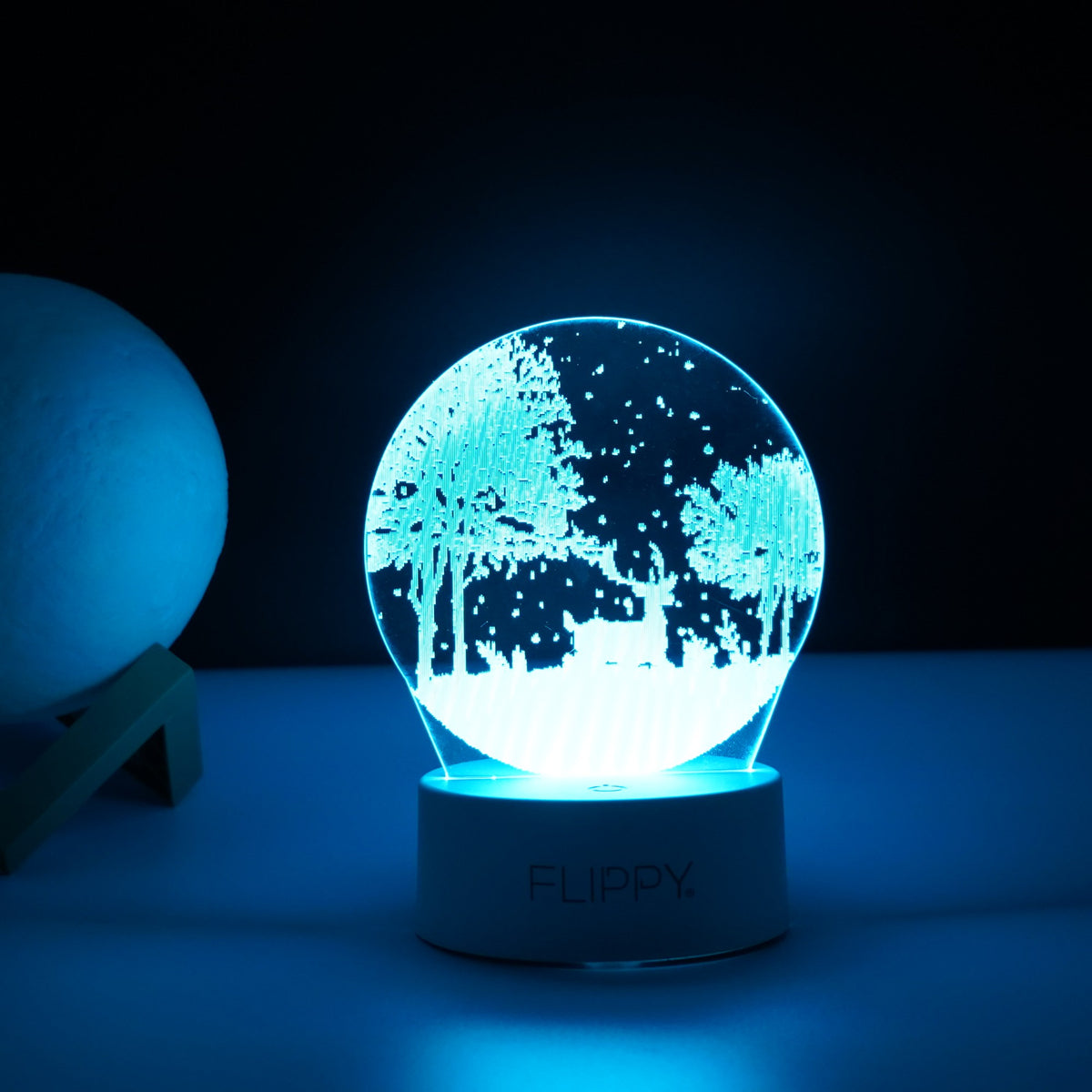 Lampa LED Decorativa 3D, Efect Peisaj de Iarna, Lumina Multicolora RGB, Telecomanda, Alimentare USB sau Baterii, Acril Rezistent, Inaltime 20 cm, Alb