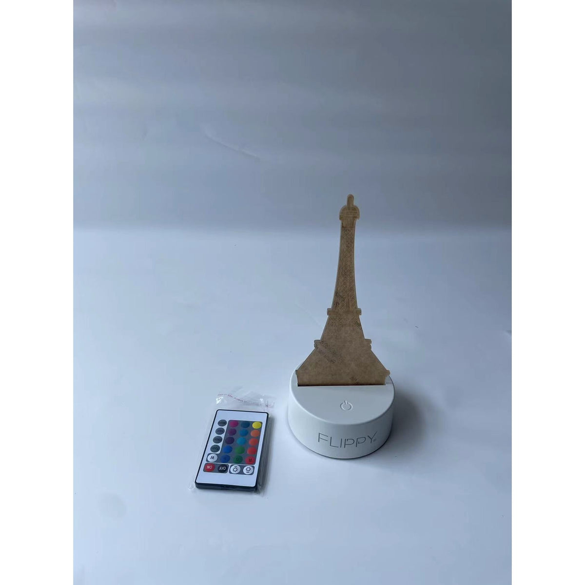 Lampa LED Decorativa 3D Turnul Eiffel, Lumina Multicolora RGB cu Telecomanda, Acril Rezistent, Alimentare USB sau Baterii, Baza Alba