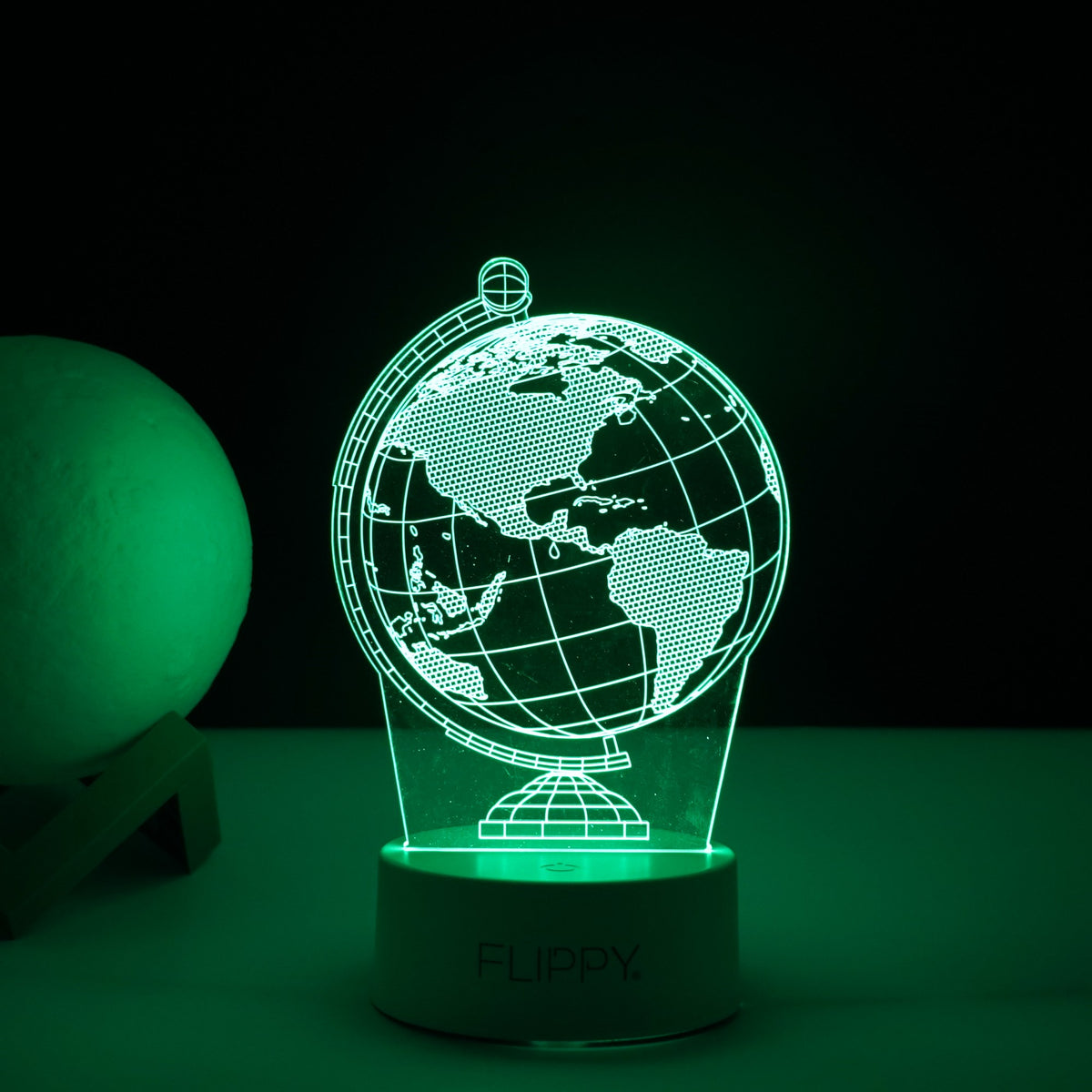 Lampa LED Decorativa 3D, Globul Pamantesc, Iluminare Multicolora cu Telecomanda, Alimentare USB sau Baterii, Material Acril, Inaltime 20 cm, Alb