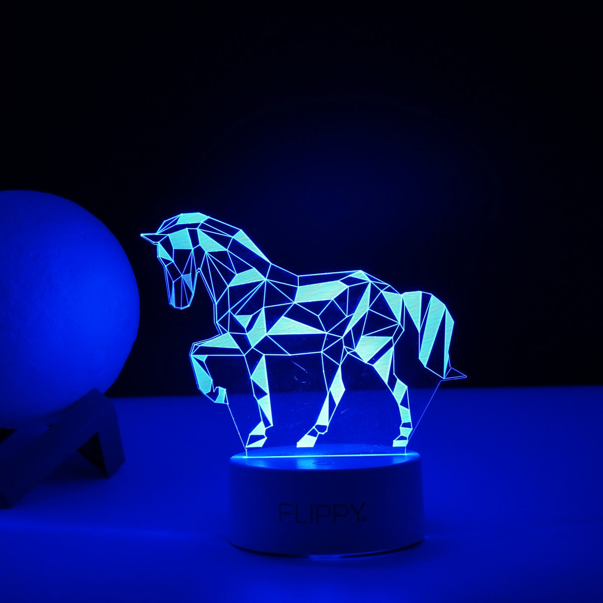 Lampa LED Decorativa 3D Model Cal, Iluminare Multicolora cu Telecomanda, Alimentare Duala USB sau Baterii, Material Acril, Inaltime 20 cm, Alb
