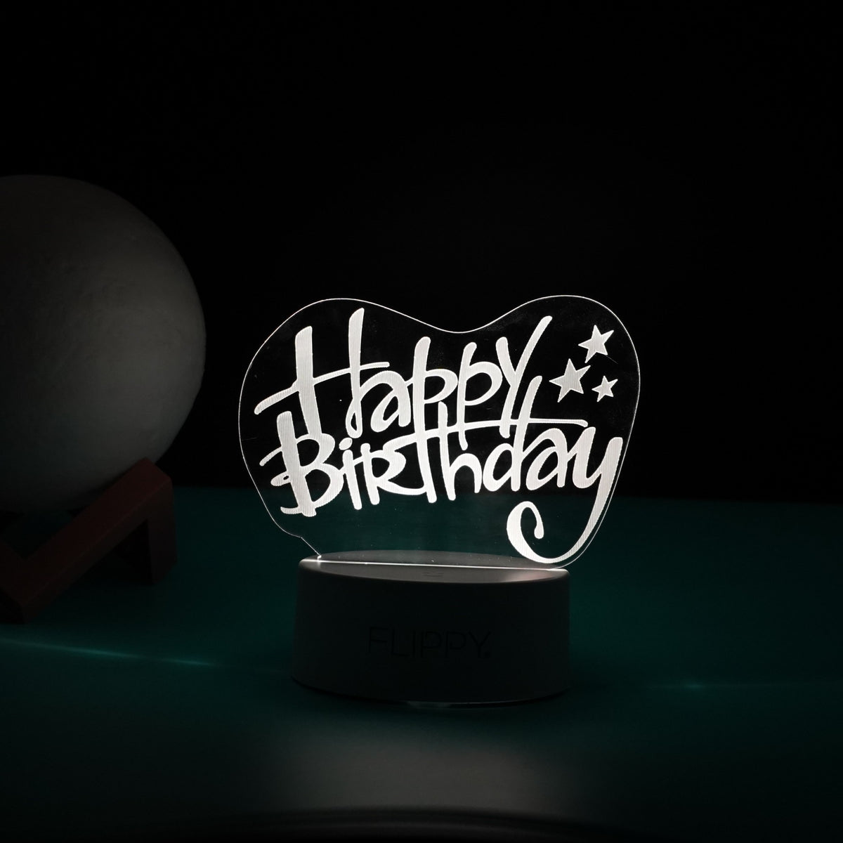 Lampa LED Decorativa 3D Happy Birthday, Iluzie Optica Multicolora cu Telecomanda, Placa Acril, Alimentare USB sau Baterii, Inaltime 20 cm, Alb