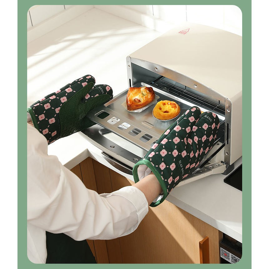 Set 2 Manusi Cuptor, Manusi de Bucatarie Termorezistente pana la 330 Grade, Protectie din Cauciuc si Material Textil, Suprafata Antiderapanta, 26.5 x 18 cm, Verde