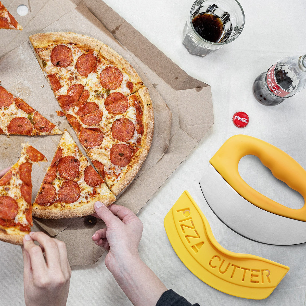 Cutit Pentru Taiat Pizza, Lama Rotunda din Otel Inoxidabil, Protectie Silicon, Maner Ergonomic, 15.5 cm, Galben