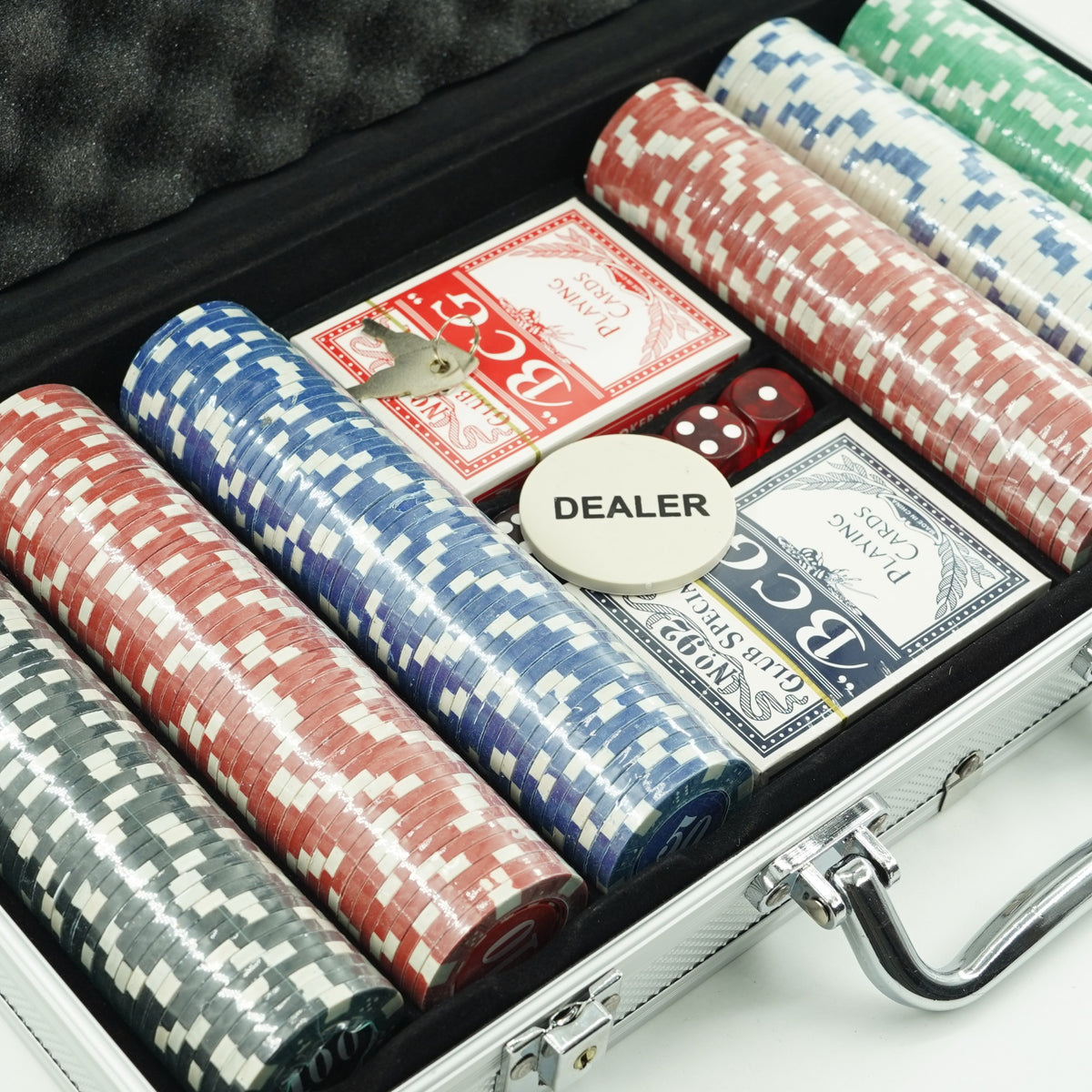 Set de Poker Profesional cu 300 Jetoane, Include 2 Pachete Carti Plastic, 5 Zaruri si Mat de Joc, Servieta Aluminiu, 39x7x27 cm