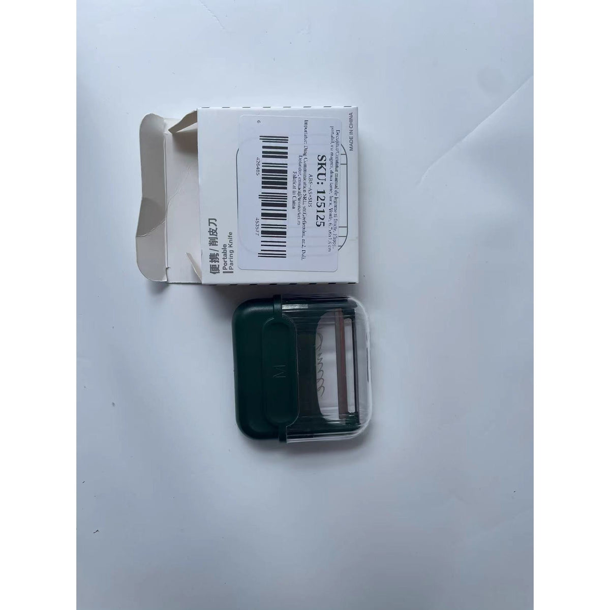 Decojitor Legume si Fructe cu Magnet, Curatator Manual Portabil cu Lame Duble Pivotante, Otel Inoxidabil, Verde, 6.7x6x1.6 cm