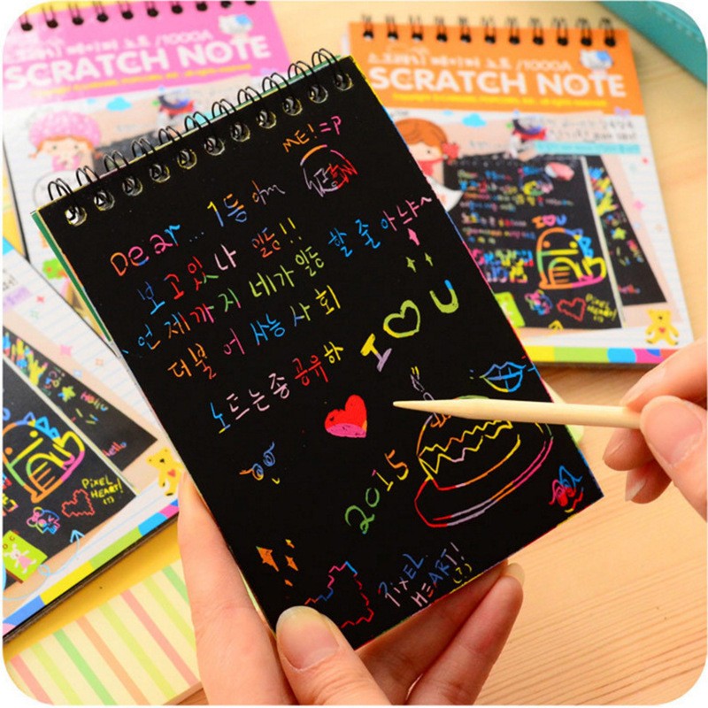Caiet Magic Scratch cu Fise Razuibile, Activitate Creativa DIY, Design Curcubeu, Carton si Creion din Lemn Inclus, 12 File, 14.5 x 10 cm, Roz
