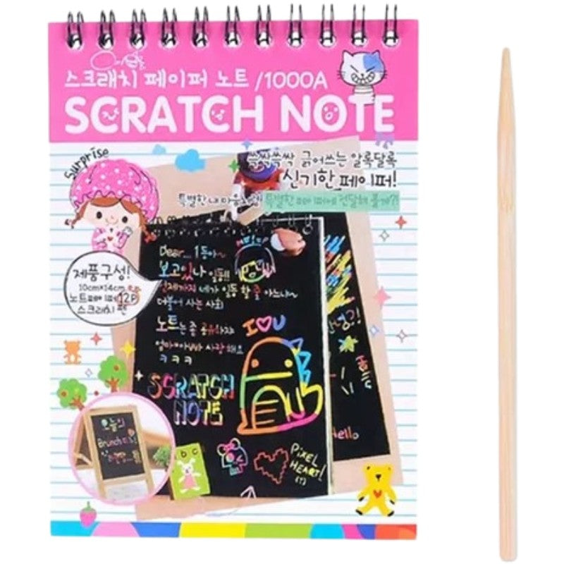 Caiet Magic Scratch cu Fise Razuibile, Activitate Creativa DIY, Design Curcubeu, Carton si Creion din Lemn Inclus, 12 File, 14.5 x 10 cm, Roz