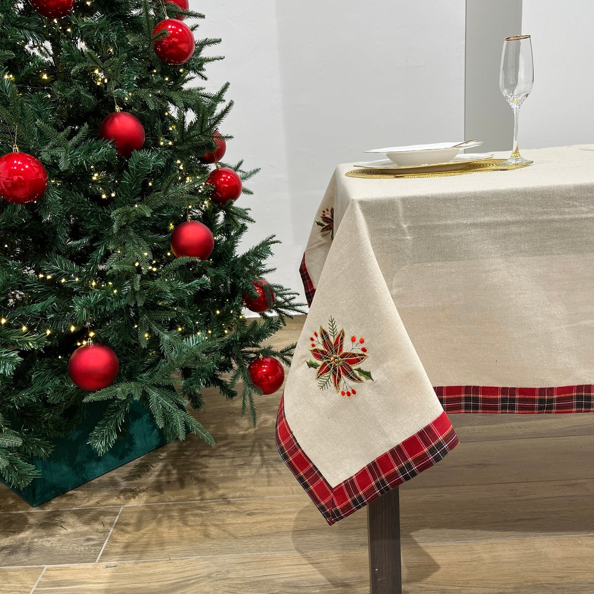 Fata de Masa Craciun, Material In Brodat cu Motive Florale Festive, Design Elegant de Iarna, Crem, 85 x 85 cm