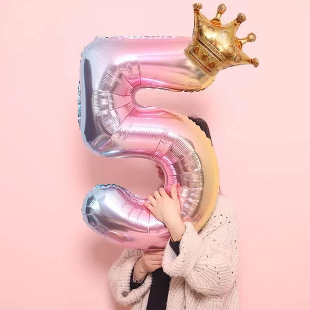 Balon Aniversar Cifra 5, Figurina cu Coronita, Design Gradient Multicolor, Folie Aluminiu, Inaltime 80 cm, Umflare Aer sau Heliu, Include Pai de Umflare, 1 Bucata