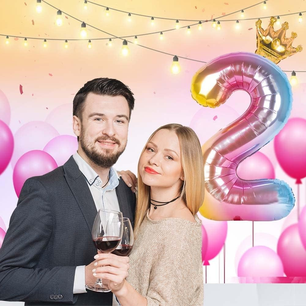 Balon Aniversar Cifra 2, Figurina Gigant cu Coronita, Design Gradient Multicolat, Folie de Aluminiu, Umflare Aer sau Heliu, 80 cm, Include Pai de Umflare