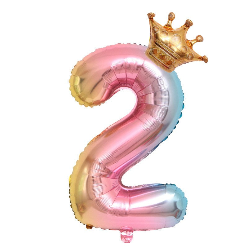 Balon Aniversar Cifra 2, Figurina Gigant cu Coronita, Design Gradient Multicolat, Folie de Aluminiu, Umflare Aer sau Heliu, 80 cm, Include Pai de Umflare