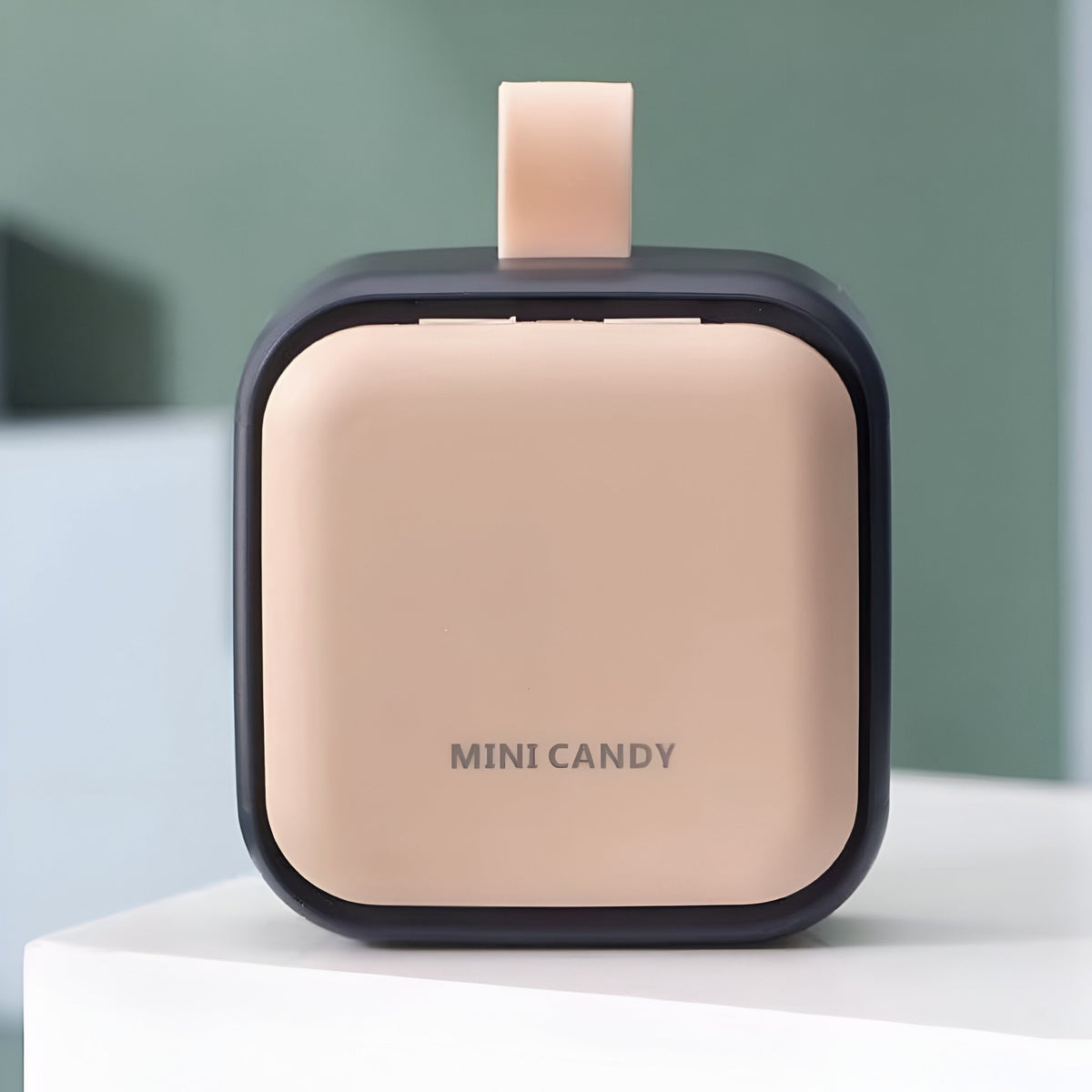 Organizator Medicamente Mini, Cutie Depozitare Pastile cu 4 Compartimente, Inchidere Etans, Portabila pentru Calatorii, Plastic PP Fara BPA, Patrat, Roz-Negru, 7.5x7.5x3 cm