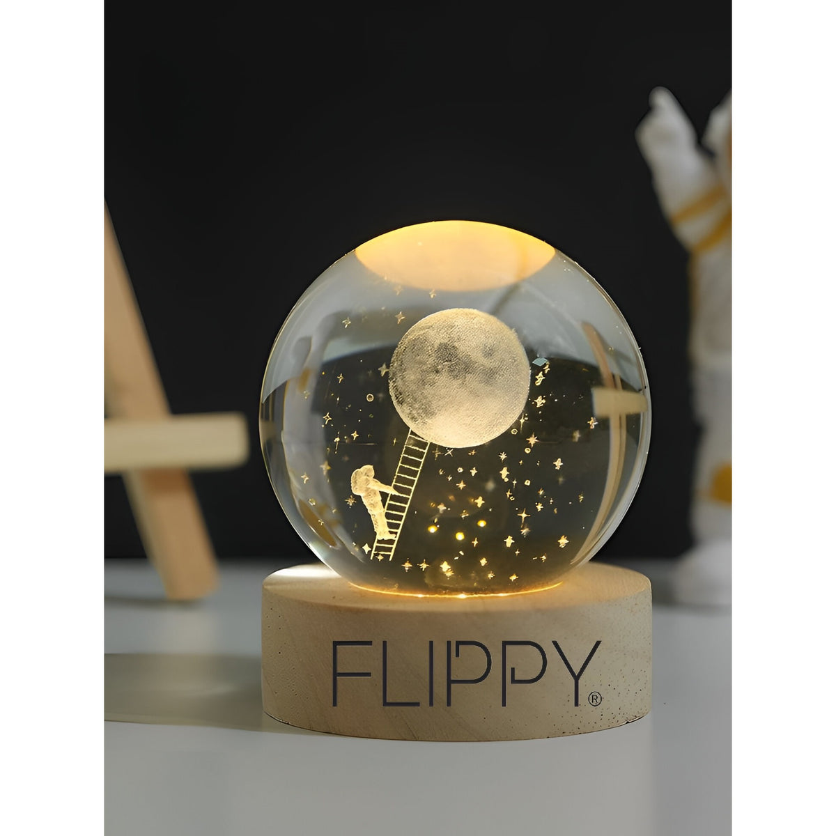 Lampa LED Decorativa, Bila Cristal 3D Astronaut pe Scara catre Luna, Gravura Laser, Baza Lemn, Alimentare USB, Diametru 6 cm, Lumina Alb Cald
