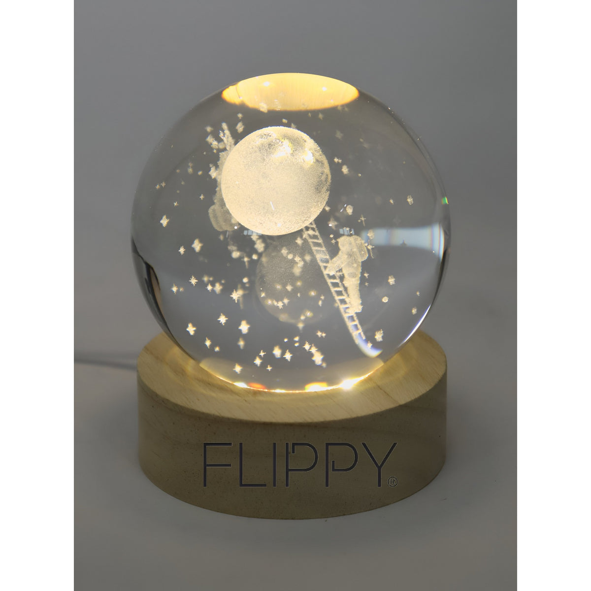 Lampa LED Decorativa, Bila Cristal 3D Astronaut pe Scara catre Luna, Gravura Laser, Baza Lemn, Alimentare USB, Diametru 6 cm, Lumina Alb Cald