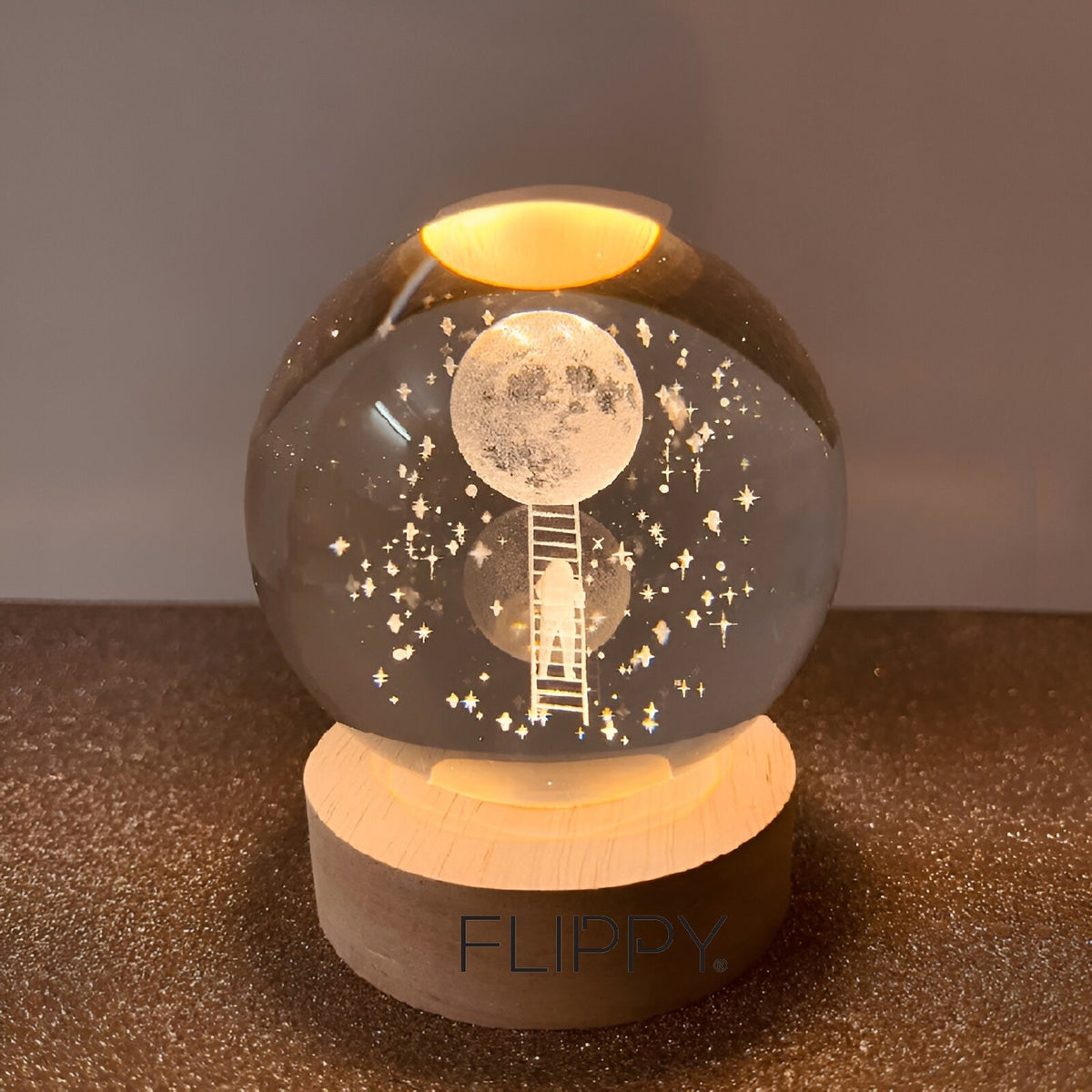Lampa LED Decorativa, Bila Cristal 3D Astronaut pe Scara catre Luna, Gravura Laser, Baza Lemn, Alimentare USB, Diametru 6 cm, Lumina Alb Cald