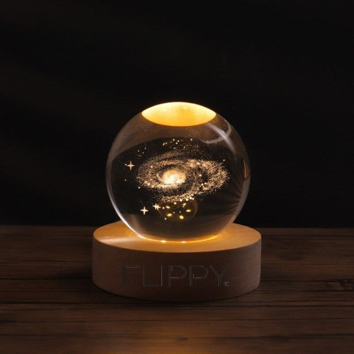 Lampa LED Decorativa cu Bila de Cristal 3D, Model Galaxie Gravat Laser, Lumina de Noapte cu Suport din Lemn, Alimentare USB, Diametru 6 cm, Alb Cald