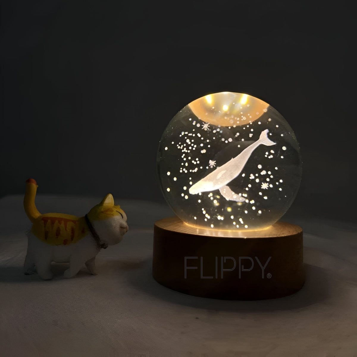 Lampa LED Decorativa cu Bila de Cristal 3D, Model Balena Gravata Laser, Lumina de Noapte pentru Copii, Suport din Lemn, Alimentare USB, 6 cm, Alb Cald