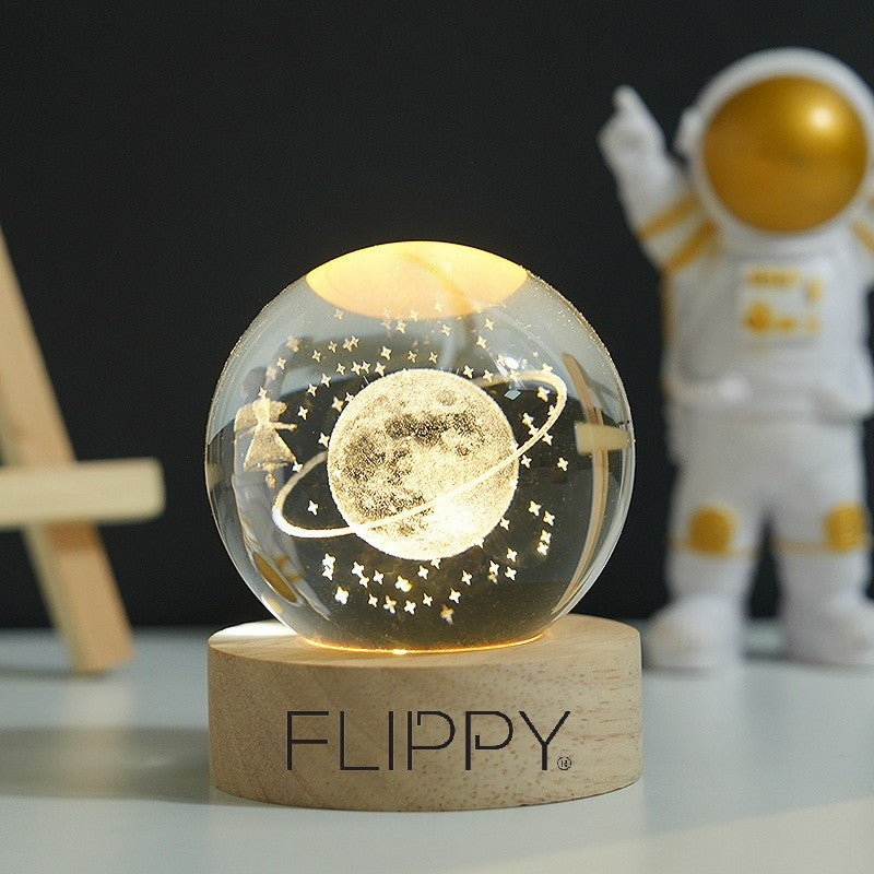 Lampa LED Decorativa, Bila de Cristal 3D cu Model Cer Instelat, Gravura Laser, Suport din Lemn, Alimentare USB, Lumina Alb Cald, Diametru 6 cm
