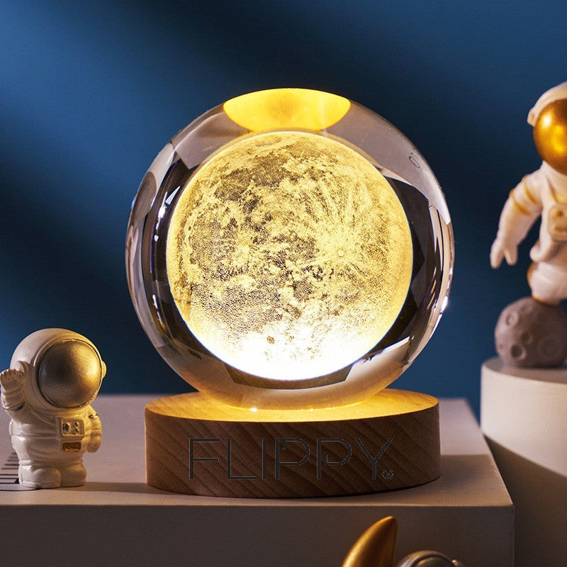 Lampa LED Decorativa cu Bila de Cristal 3D, Model Luna Gravat Laser, Suport din Lemn, Alimentare USB, Lumina Alb Cald, Diametru 6 cm