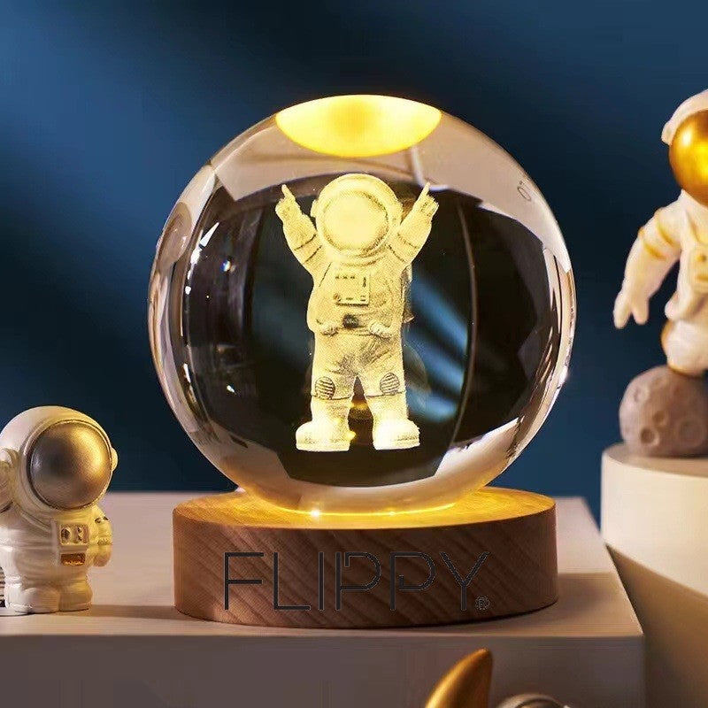 Lampa LED Decorativa de Veghe, Bila din Cristal K9 cu Gravura Astronaut 3D, Suport din Lemn, Alimentare USB, Lumina Alba Calda, 6 cm