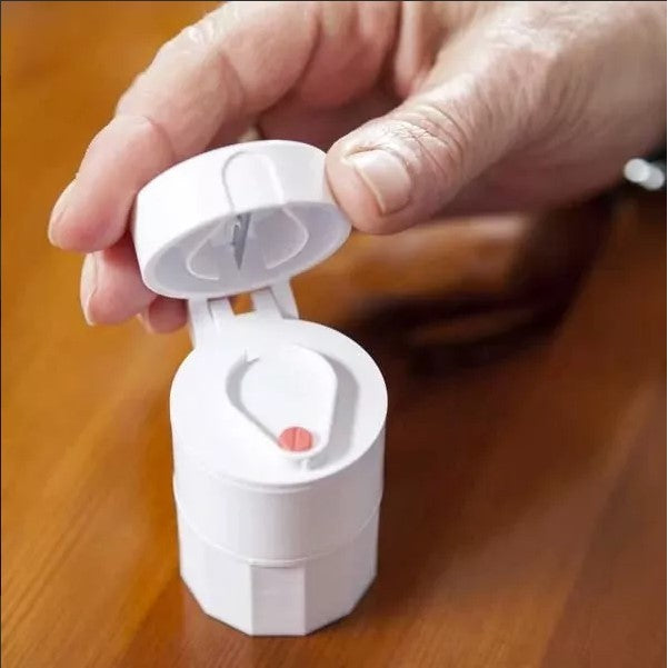 Cutie Pastile Multifunctionala 4 in 1, Taietor, Zdrobitor, Organizator si Pahar Apa, ABS cu Lama Inox, Alb, 8.7x6.2x4.1 cm