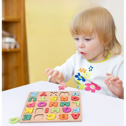 Tabla Montessori Alfabet, Joc Educativ cu 26 Litere detasabile pentru Invatare Timpurie, Lemn Natural cu Vopsea pe Baza de Apa, +18 Luni, 20 x 20 cm, Multicolor