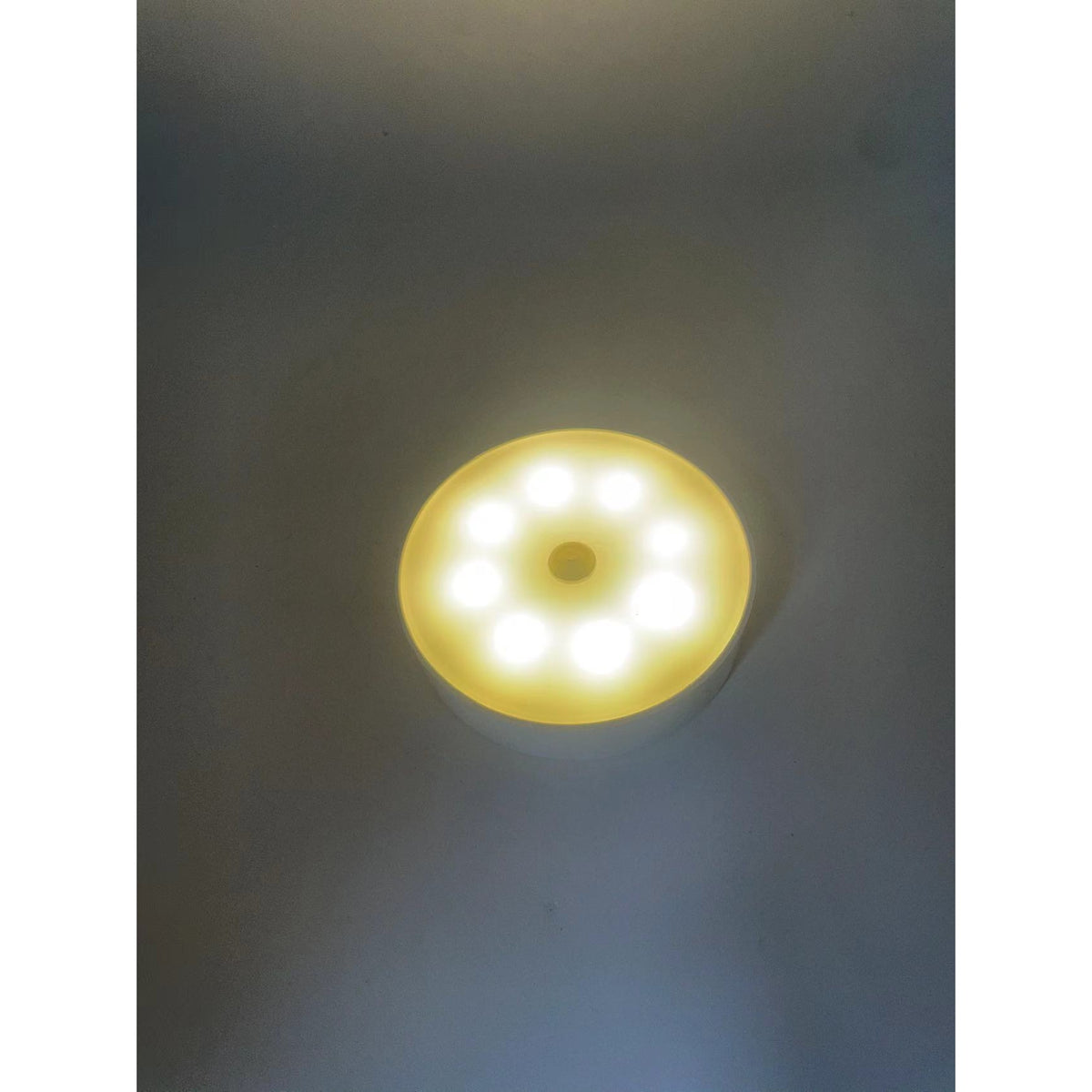 Lampa de Veghe LED cu Senzor de Miscare, Lumina Calda si Rece Selectabila, Incarcare USB, Acumulator 300mAh, Prindere Magnetica, 0.6W, Design Rotund, Alb, 8.5x2.3 cm