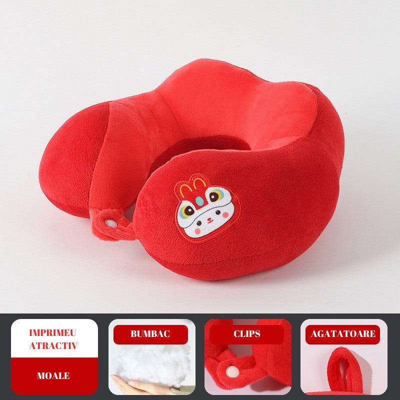 Perna De Calatorie Pentru Gat Si Cap, Suport Ergonomic Cu Sistem De Prindere Cu Capse, Umplutura Bumbac, Model Brodat Iepure, 28x28x10 cm, Rosu
