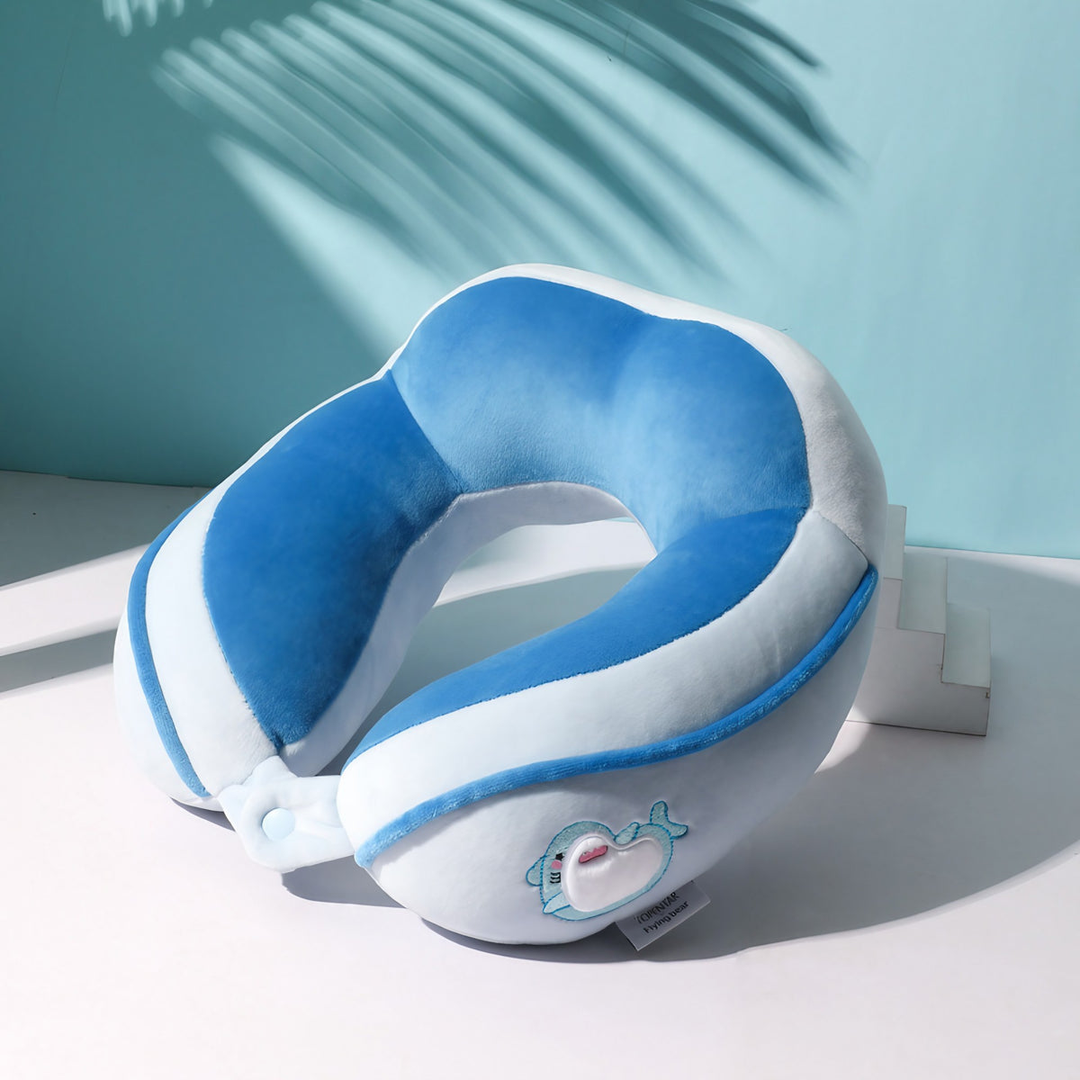 Perna de Calatorie pentru Gat si Cap, Suport Ergonomic cu Sistem de Prindere cu Capse, Model Brodat Delfin, Umplutura Bumbac, 28x28x10 cm, Albastru