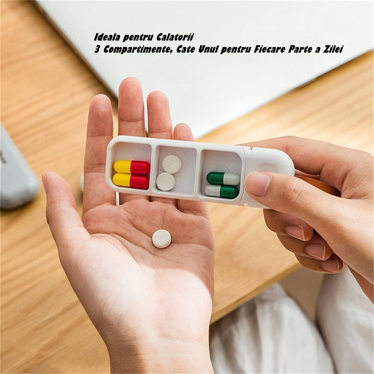 Cutie Depozitare Medicamente, Organizator Pastile Portabil cu 3 Compartimente, Sistem Glisant Push-Pull, Plastic Fara BPA, Tip Breloc cu Snur, Gri, 10.7x3.6x1.6 cm